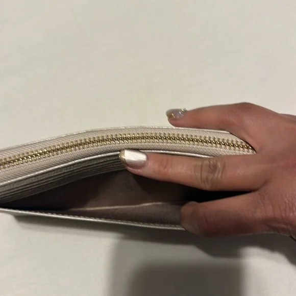 Nina Ricci cream colored wallet - Picture 6 of 8